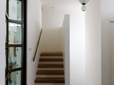 Śródziemnomorska mozaika na posadzce w korytarzu ze schodami (22948)