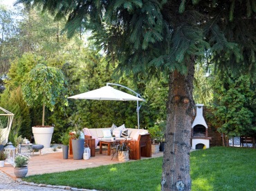 Duży ogród wypełnia naturalna zieleń, co tworzy wspaniałe warunki do wypoczynku. Za pomocą podłogi z drewnianych desek...