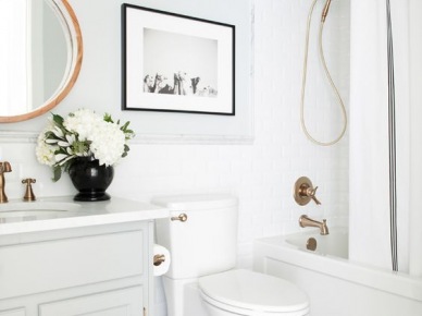 Mała łazienka w białym kolorze ze złotymi i czarnymi dodatkami (55011)