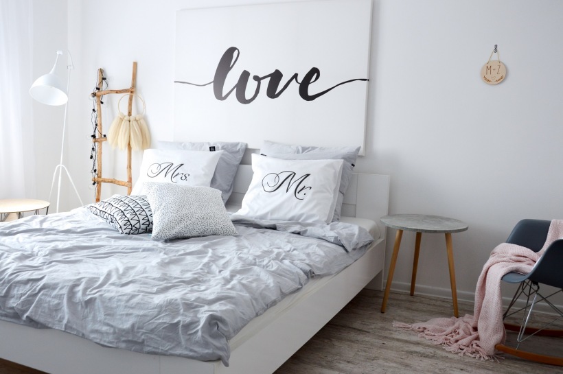 Aranżacja biało-szarej sypialni w stylu skandynawskim