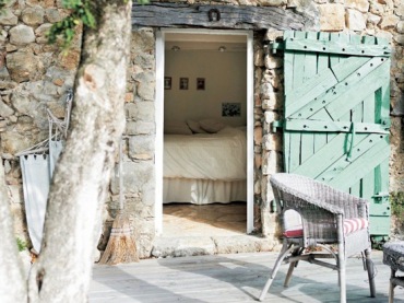 piękna metamorfoza kamiennej stodoły na południu Francji - cudowne połączenie szarego kamienia z turkusowymi...
