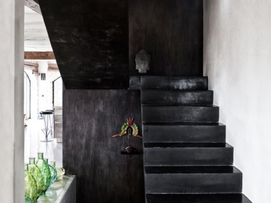 Czarne betonowe schody i szklane zielone i turkusowe butle w aranżacji domu (25387)