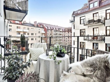 Zimowa aranżacja małego balkonu w stylu skandynawskim (48393)