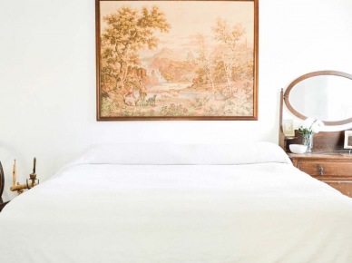 Duży obraz w drewnianej ramie stanowi wyjątkową dekorację w pokoju nocnym. Idealnie podkreśla klimat sypialni oraz zagospodarowuje jednolitą przestrzeń na ścianie nad...