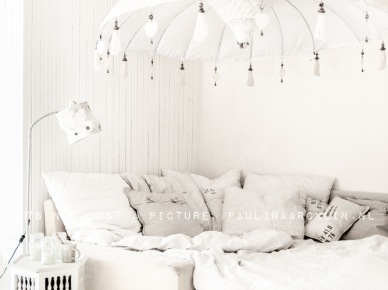 Biała sypialnia z lampą z jedwabiu i marokańskimi dekoracjami (22491)
