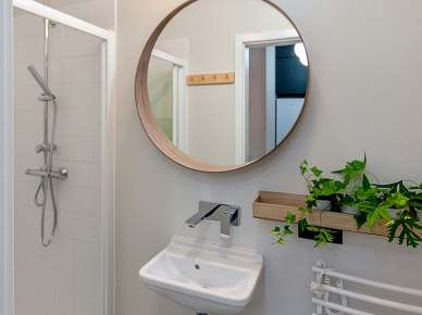 W aranżacji łazienki zdecydowano się na prosty, skandynawski styl. Wnętrze jest wąskie i małe, ale wygospodarowano w nim miejsce na...