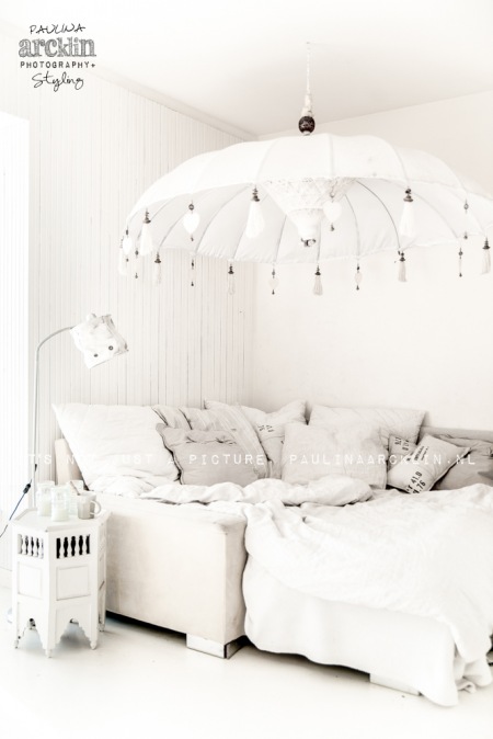Biała sypialnia z lampą z jedwabiu i marokańskimi dekoracjami