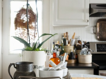 Tacka pozwala zorganizować przestrzeń i lepiej wyeksponować dekoracyjne elementy w kuchni. Storczyk w donicy wnosi do...