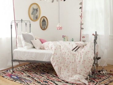Ciekawym pomysłem na wydzielenie miejsca do spania w pokoju dziecięcym jest położenie pod łóżkiem dywanu. Dekoruje...
