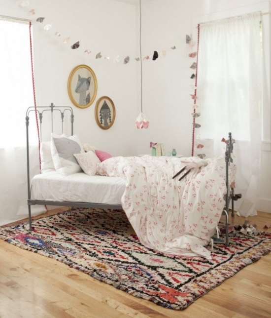 Wzorzysty dywan w białym pokoju dziecięcym