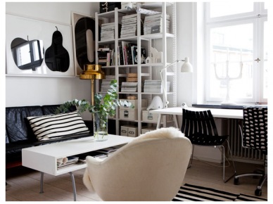 Kącik z bialym biurkiem w aranżacji bialo-czarnego salonu w mieszkaniu (26145)