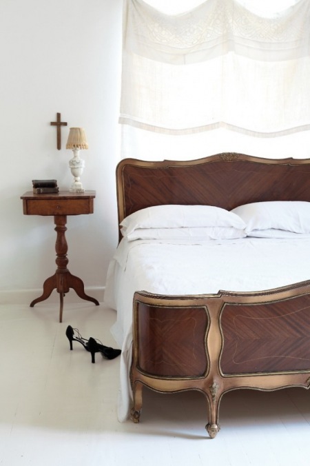 Biala sypialnia z klasycznym francuskim łóżkiem i stolikiem nocnym