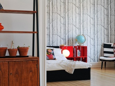 ciekawa, skandynawska aranżacja mieszkania  z czarno-białymi naklejkami na ścianie. przykład, jak łączyć modne tapety i naklejki z innymi dekoracjami we...