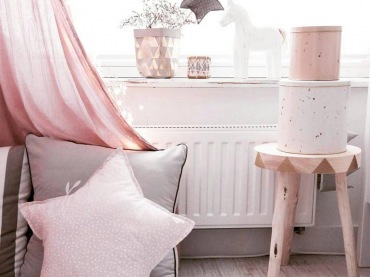 Drewniany stołek pełni zarówno funkcję praktyczną, jak i dekoracyjną. Motyw gwiazd w postaci poduszki i ozdoby na...