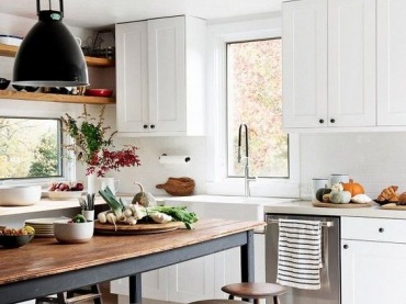 Białe szafki w kuchni w przyjemny sposób rozjaśniają wnętrze. Połączono ją z jadalnią, której aranżacja jest już...