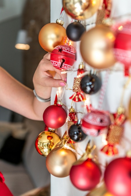 Złote i czerwone bombki oraz wiszące dodatki w świątecznym stylu