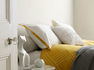 Biało-żółta sypialnia,żółty kolor we wnętrzach,żółty kolor na scianie,żółte akcenty w mieszkaniu,jak dekorować dom w żółtym kolorze,jak używać żółtego koloru,żółte dekoracje i dodatki do wnętrz,co pasuje do żółtego kolor (34061)