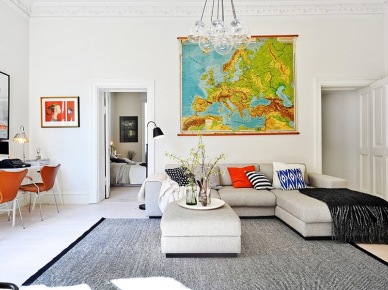 Białe mieszkanie w stylu skandynawskim z wielką mapą w aranżacji salonu :)