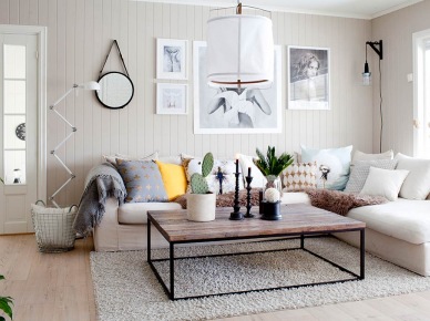 Salon w stylu skandynawskim z ogromną białą kanapą i poduszkami (49172)