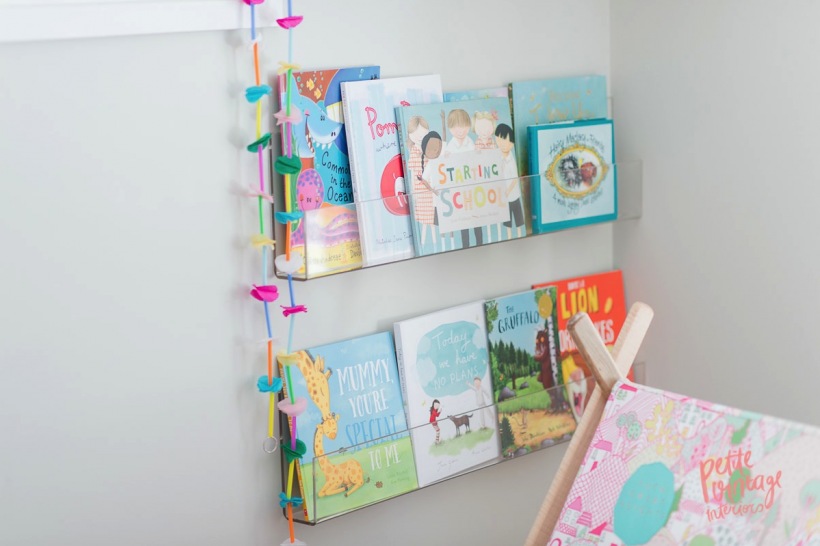 Półki na książki w pokoju dziecięcym