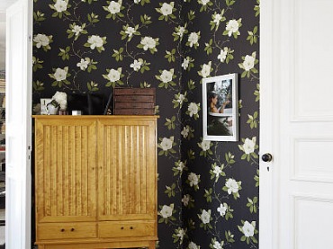 Romantyczna sypialnia,biało-czarna sypialnia,czarna tapeta w kwiaty,kwiatowa tapeta na ścianę, wzorzyta tapeta na ścianę, piękna czarna tapeta na ścianę,białe łóżko,łóżko z ramami,aranzacja romantycznej sypialni (34909)
