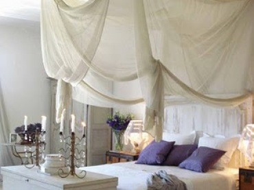 czar prowansalskich wnętrz - piękna sypialnia z nowoczesnym baldachimem