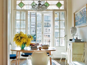 Gdy się kocha skandynawski styl, to można go przeobrażać i wtapiać w swoje klimaty zamieszkania. Tak właśnie zrobiono w tym małym mieszkaniu w Barcelonie. Mix rustykalnych i ikeowskich mebli, to sposób na świeżą, ale tradycyjna aranżację. Zabytkowe okna w witrażach, drewniane, klasyczne meble i formy i dekoracje z IKEA. Miłe, przyjazne i spokojne...