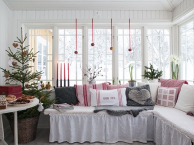 Biała weranda w zimowej świątecznej oprawie,biało-czerwone poduszki świąteczne,naturalna choinka z dekoracyjnymi serduszkami (47945)
