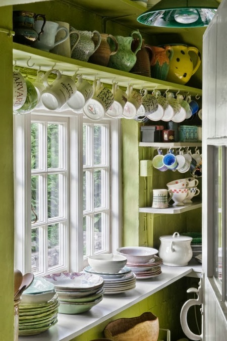 Gliniane i porcelanowe kolorowe dzbanki i kubeczki w angielskiej kuchni