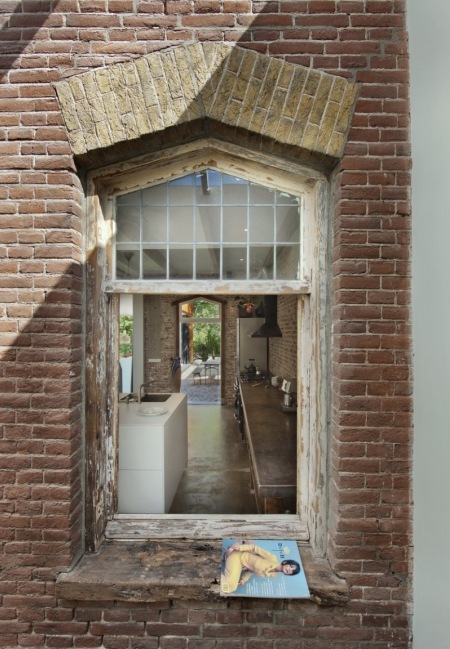 Klasyczne okno w tradycyjnej elewacji domu z czerwonej cegły