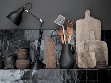 Czarne ściany i płytki w aranzacji kuchni z drewnianymi i ceramicznymi dodatkami (22876)