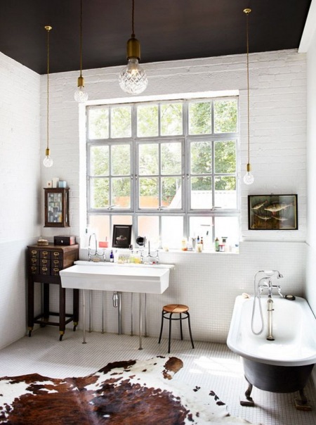 Aranżacja białej łazienki z czarnym sufitem i kubełkową wanną