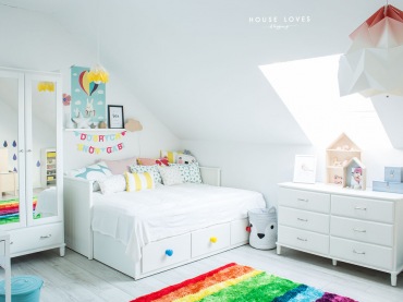 Biały i przestronny pokój dziecięcy na poddaszu urządzono w skandynawskim stylu. Aranżację urozmaicają kolorowe dodatki...