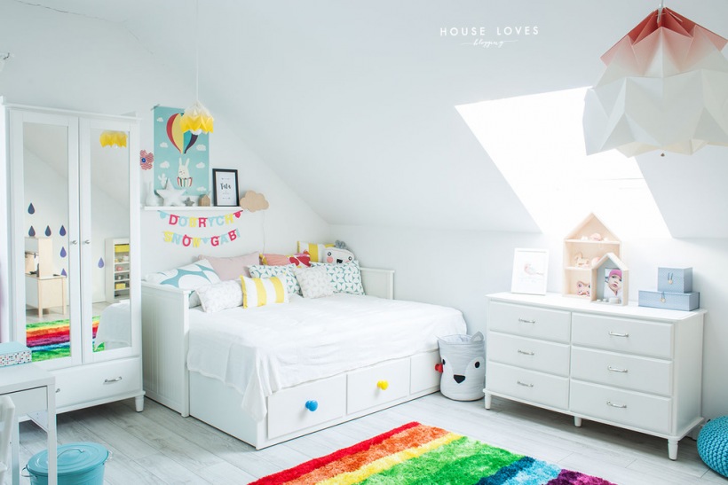 Biały pokój dziecięcy na poddaszu z kolorowymi dodatkami