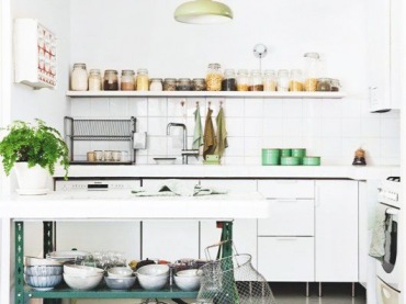Modern rustic styl w białej kuchni z metalową wyspą kuchenną z półkami i zielonymi dodatkami (26597)