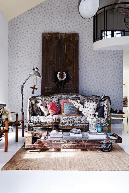 Francuska sofa,industrialny stolik,poduszki bohemian,dywan z juty i szara tapeta z czarnym wzorkiem na ścianie