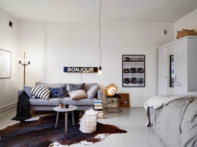 Skandynawski salon razem z sypialnią w małym mieszkaniu