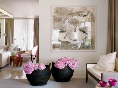 Nowoczesny obraz ,czarne dzbany z kwiatami,biala podloga i dywan ze skóry w aranżacji nowoczesnego salonu (23849)