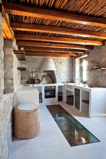 Murowana kuchnia, kamień, drewno i przeszklona podłoga