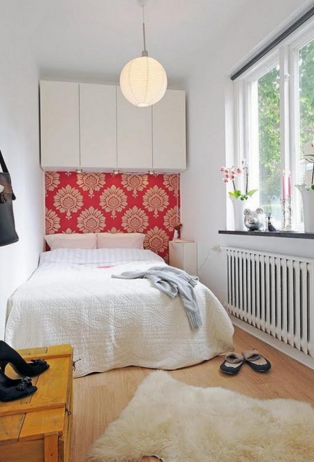 Skandynawska sypialnia,baiła sypialnia z różową tapetą,tapeta na ścianę,różow-koralowa tapeta,różowy ornament na tapecie ściennej,klasyczne tapety,stylowe tapety na ścianę,mała sypialnia,jak urządzić małą sypialnię
