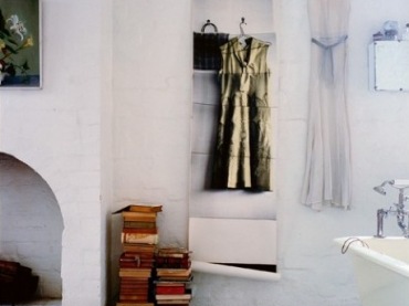  Melbourne, Australia, dekorator Lynda Ogrodnik   odnowiła starą fabrykę materacy . Z zamiłowania do białych mebli i przedmiotów znalezionych,  dokonała tego, że jej dom stał się jasny i  pełny uroku, gdzie eklektyczna mieszanka antycznych mebli w kolorze białym, żyrandole, lustra odmienne obiekty i wszystkie style współistnieją doskonale i szczęśliwie,mają kobiecy i elegancki styl. Cudowny Recycling , Metamorfoza...