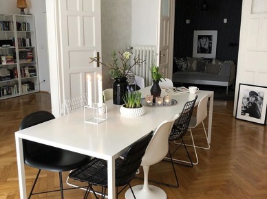 Biały stół z eklektycznymi krzesłami w aranżacji jadalni (55595)