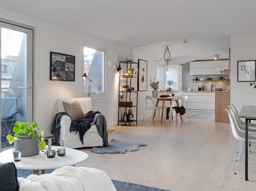 Otwarta przestrzeń mieszkania na poddaszu w skandynawskim stylu (21122)