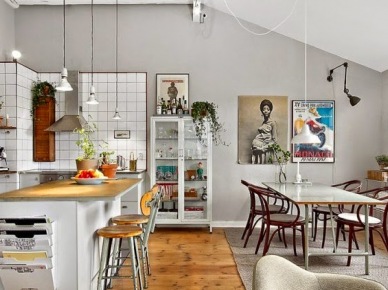 Kuchnia z jadalnią z plakatami i fotografiami na ścianie, biała gablotą,oldchoolpwymi krzesłami,drobnymi meblami vintage i z industrialnymi lampami (26383)