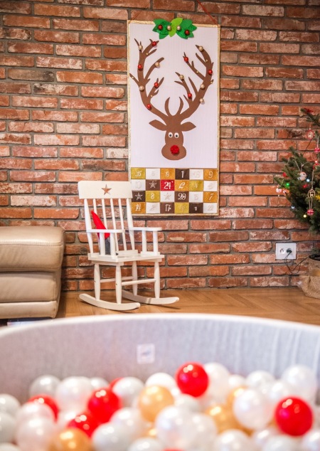 Suchy basen z piłeczkami i świąteczny kalendarz na ścianie w salonie