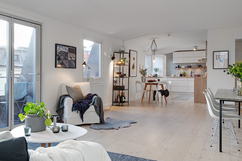 Otwarta przestrzeń mieszkania na poddaszu w skandynawskim stylu