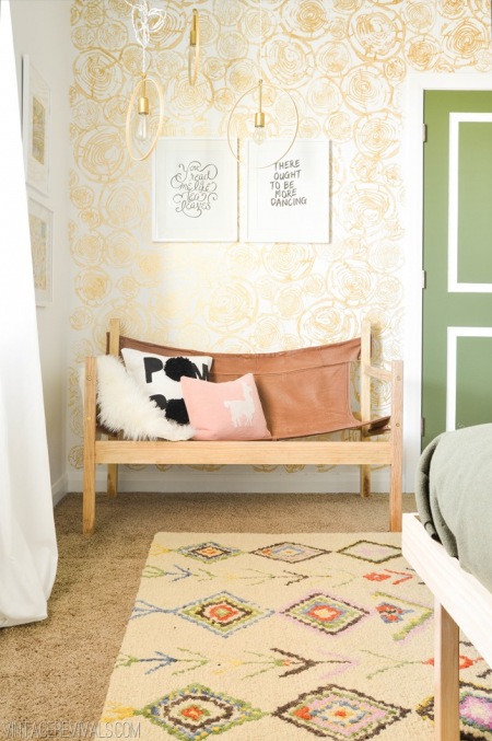 Wzorzysta ściana i dywan w aranżacji sypialni