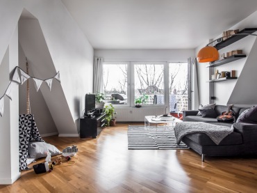 prostota, funkcjonalność i chłodna estetyka w biało-czarnej aranżacji mieszkania