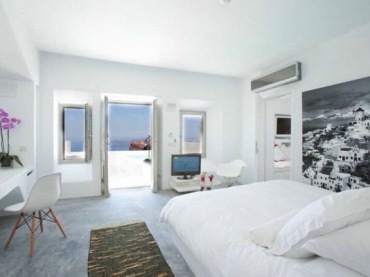 niesamowity, biały hotel na klifie, który zaskakuje nie tylko oryginalnymi widokami na morze i góry, ale wspaniale...