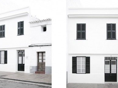 Biala elewacja domu z czarnymi okiennicami (23559)